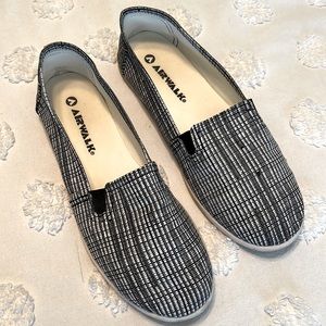 Airwalk black and white slip on size 8.5